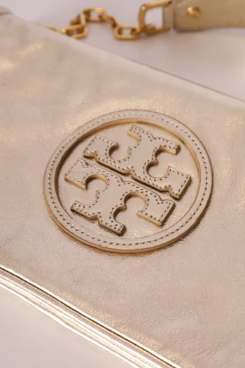 Alternative view of Clutch Tory Burch Dourada