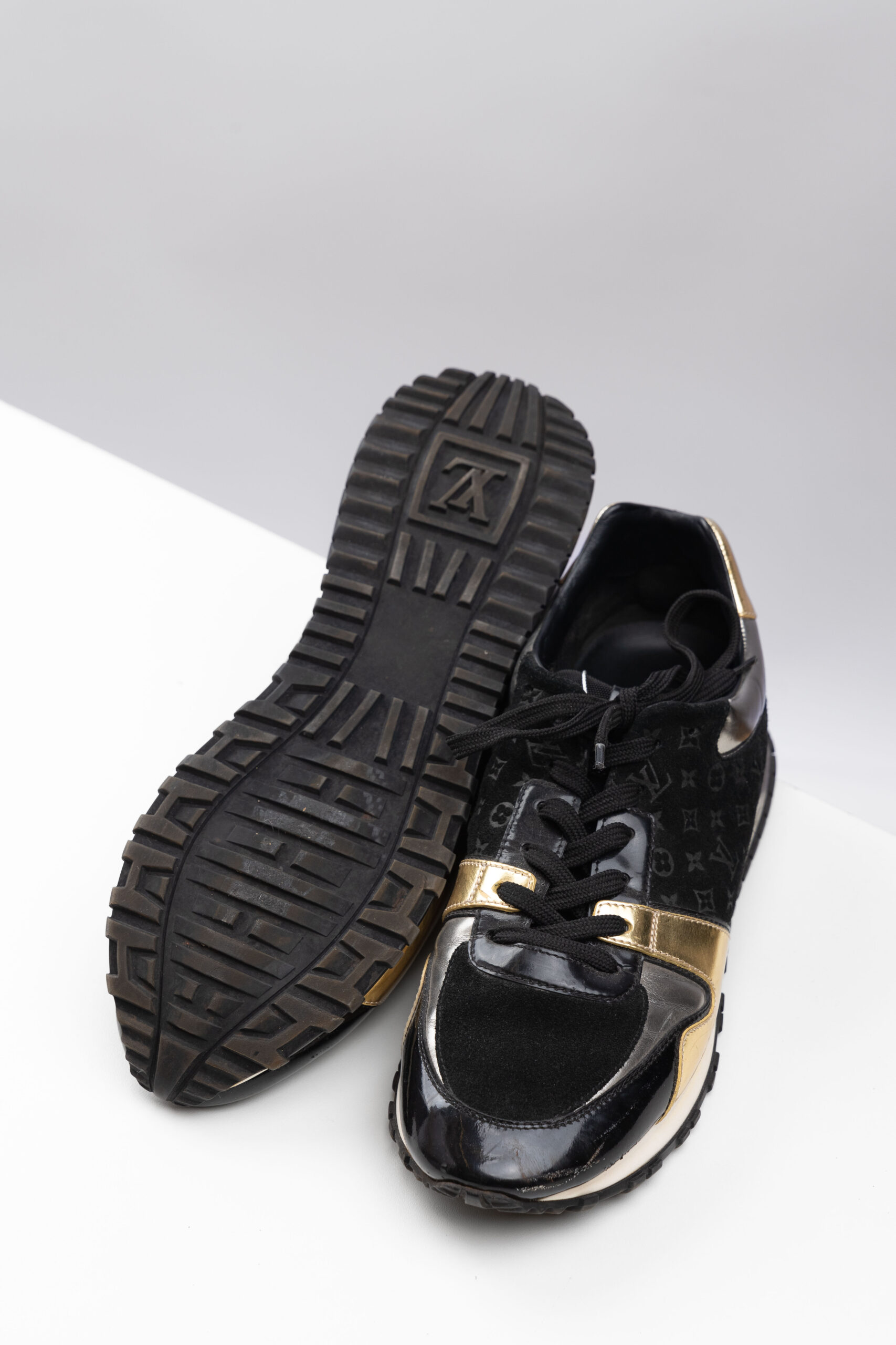 Tênis Louis Vuitton Monogram Sneakers Preto e Dourado 38