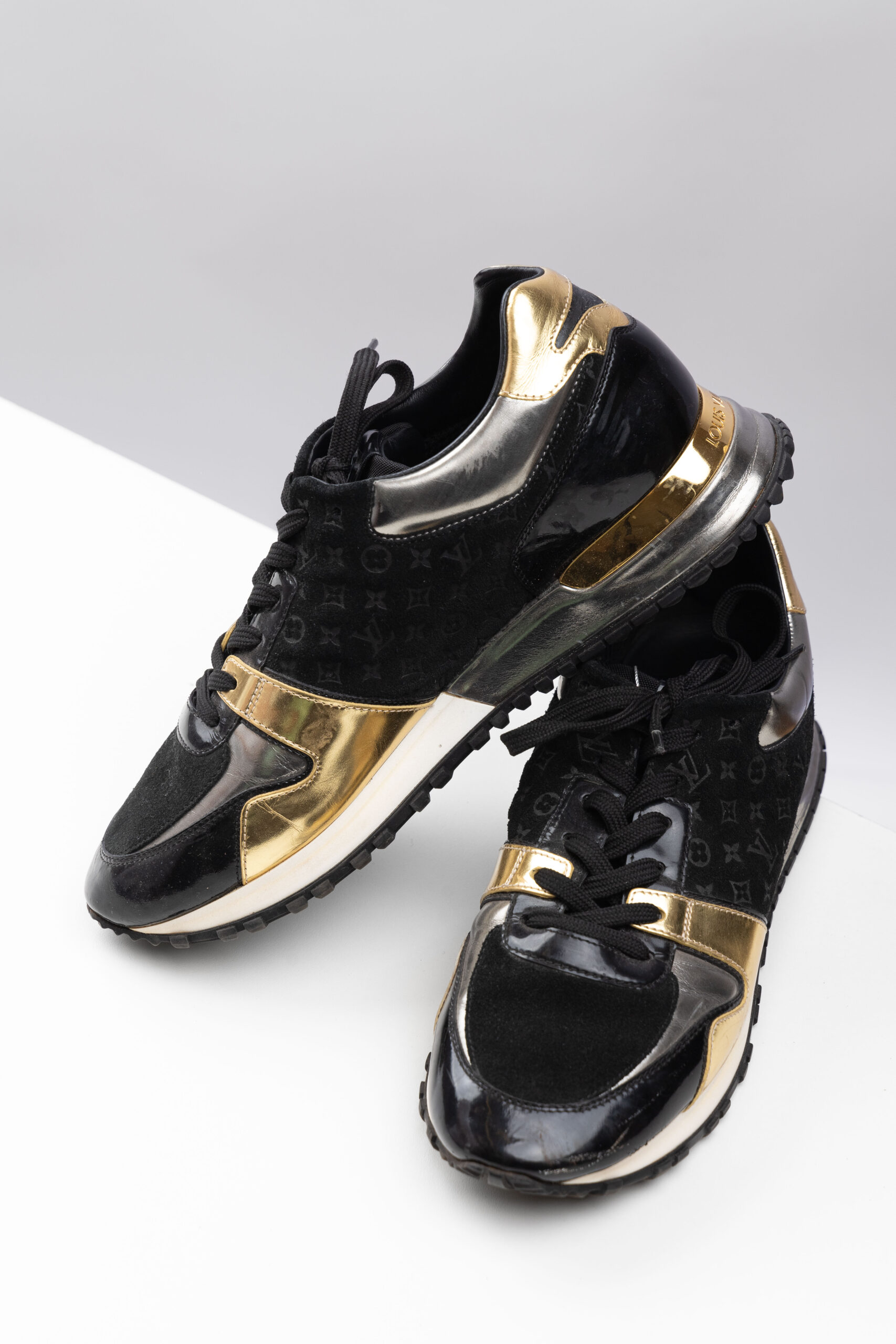 Tênis Louis Vuitton Monogram Sneakers Preto e Dourado 38