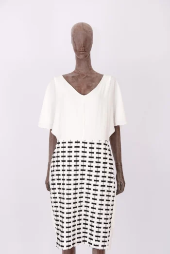 Vestido Padronagem Preto e Branco Com Detalhes na Parte Inferior 42