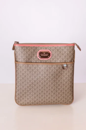 Bolsa Victor Hugo Transversal Monograma Bege Detalhe Azul e Rosa