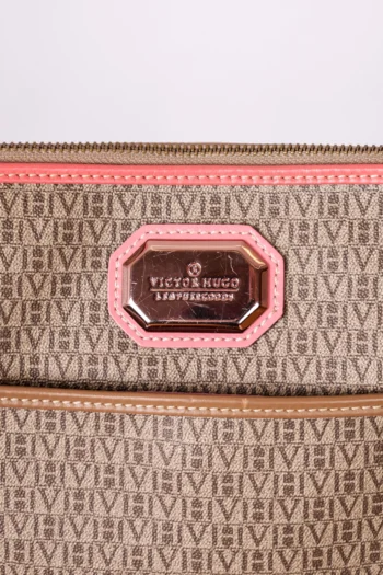 Alternative view of Bolsa Victor Hugo Transversal Monograma Bege Detalhe Azul e Rosa