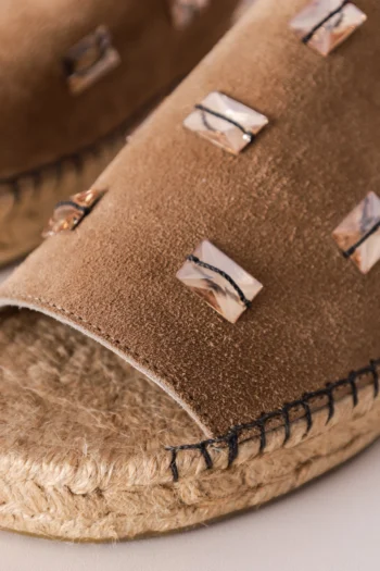 Alternative view of Rasteira Tatiana Loureiro Em Suede Marrom 38