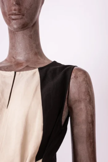 Alternative view of Vestido Cantão Curto com Amarração na Cintura Preto e Bege M