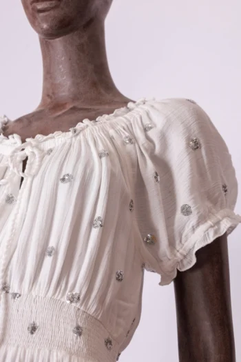 Alternative view of Vestido Ciganinha Longo Branco com Poás em Paetê Prateado M