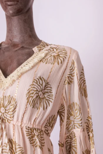 Alternative view of Vestido Curto Detalhe Macramê Flores Metalizadas Rose M