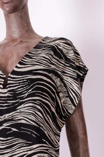 Alternative view of Vestido Curto Em Malha Cantão Preto e Branco P