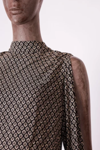Alternative view of Vestido Más Animale Curto Manga Longa Estampa Geométrica Preto M e Bege