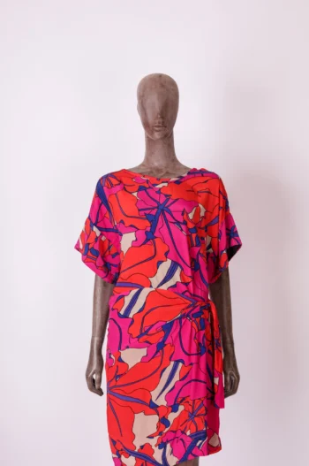 Vestido Shoulder Curto Amarração Lateral Estampa Abstrata Vermelho e Pink P