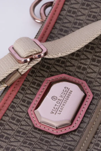 Alternative view of Bolsa Victor Hugo Transversal Monograma Bege Detalhe Azul e Rosa