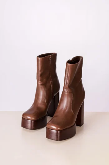 Bota Arezzo Plataforma em Couro Salto de Madeira Marrom 35