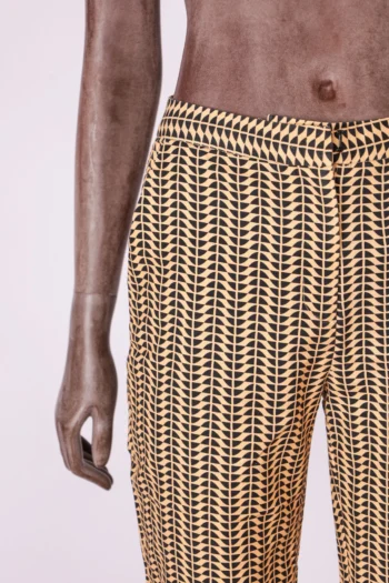 Alternative view of Calça Bege e Preta Chevron P