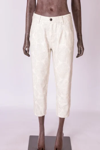 Calça Le Lis Blanc em Sarja Estampada Folhas Off White 38
