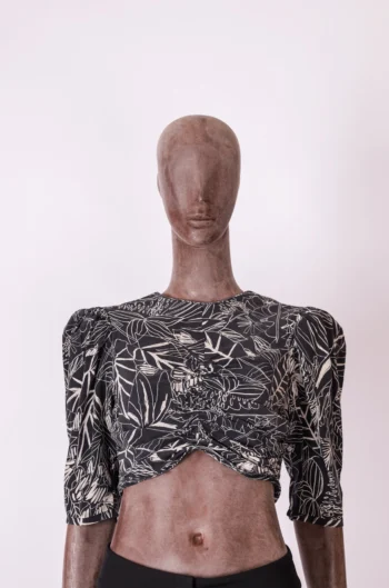 Cropped Animale Decote Drapeado Estampa Folhas Cinza 38