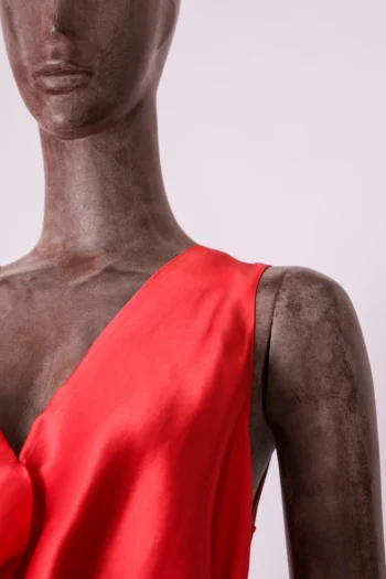 Alternative view of Vestido Forum Curto em Cetim Acinturado Vermelho G