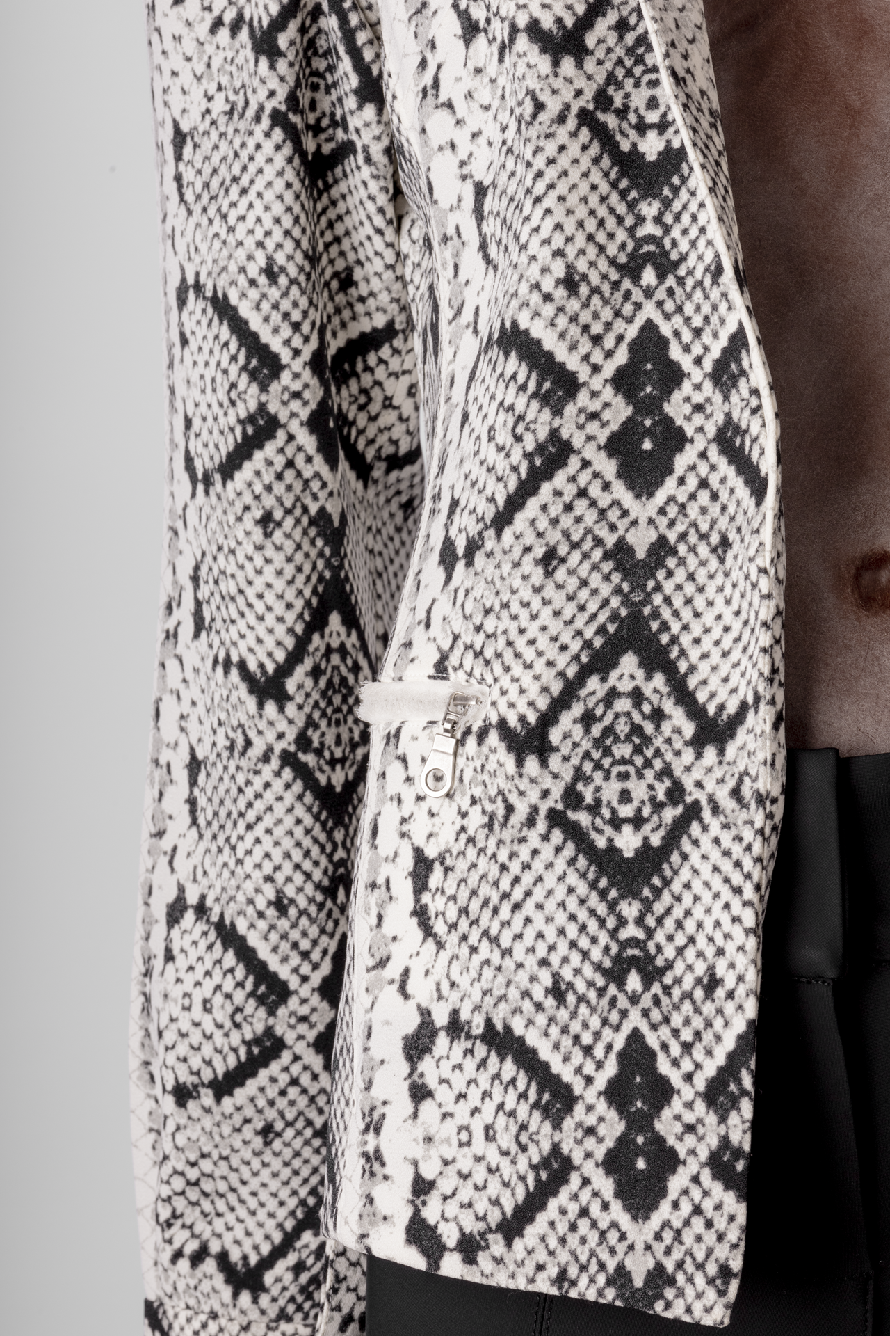 Jaqueta Shoulder Estampa Cobra Off White e Cinza - Imagem 2