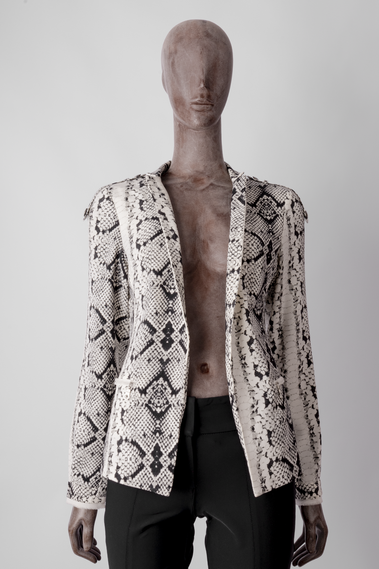 Jaqueta Shoulder Estampa Cobra Off White e Cinza
