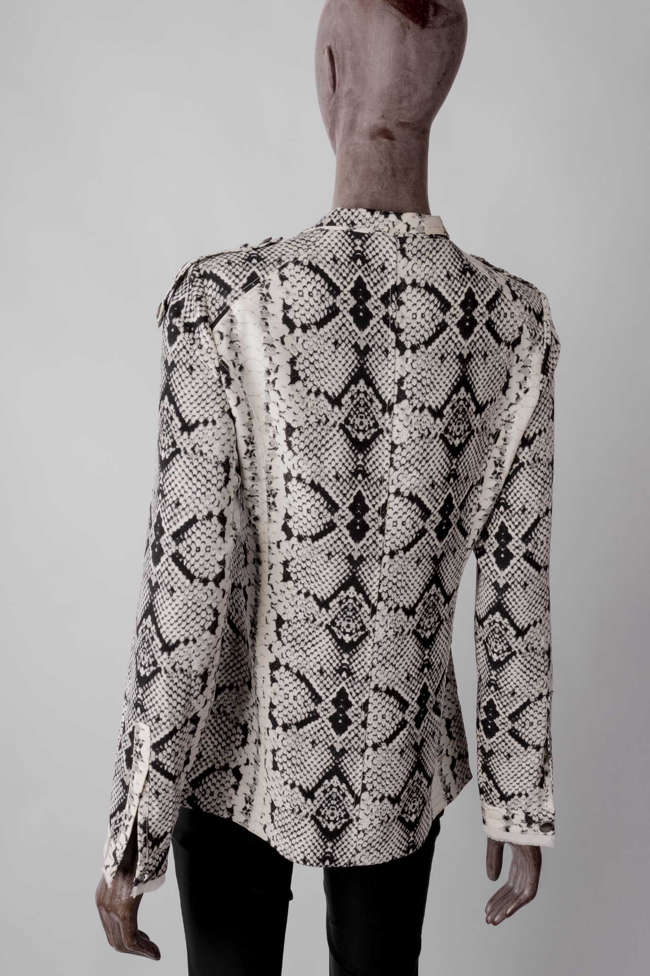 Jaqueta Shoulder Estampa Cobra Off White e Cinza - Imagem 4
