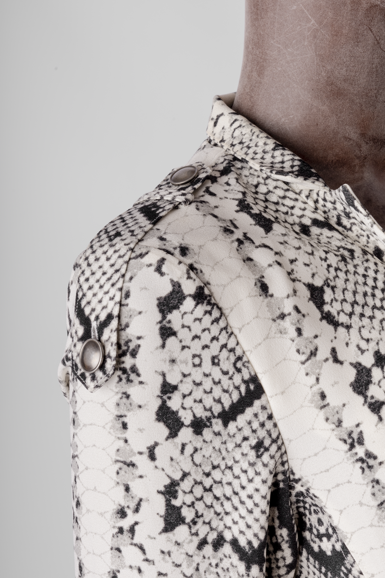 Jaqueta Shoulder Estampa Cobra Off White e Cinza - Imagem 6