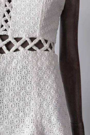 Alternative view of Macaquinho Dress To Curto em Laise com Vazado na Cintura Branco P