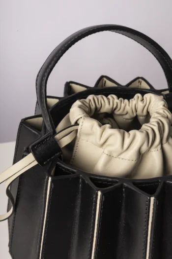 Alternative view of Bolsa Ryzi Gamora One of a Kind (Upcycling)  Preta