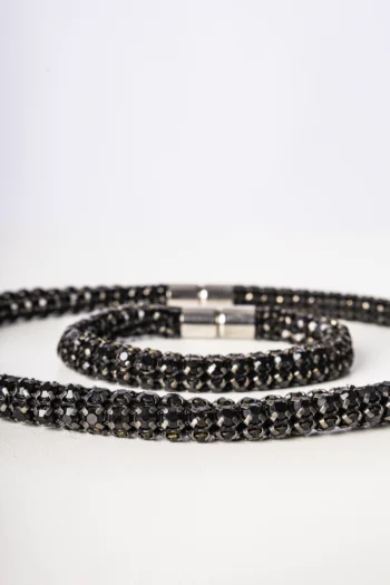 Alternative view of Conjunto Pulseira + Chocker Preta com Aplicações