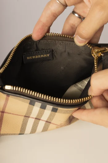 Alternative view of Bolsa Burberry Baguette Alça em Corrente Check Bege