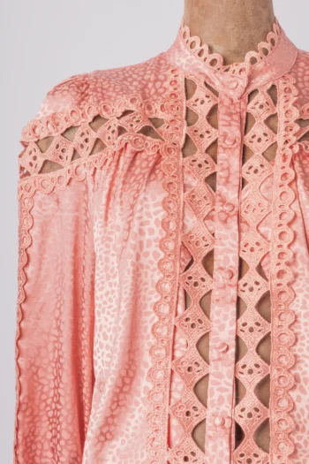 Alternative view of Camisa Hush Acetinada Maquinetado com Guipir Rosa P