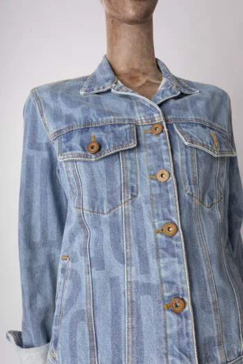 Jaqueta Jeans Cantão Estampa Letras Lavagem Clara P