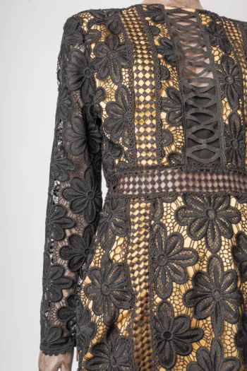Alternative view of Vestido Fabulous Agilitá Curto em Guipir Manga Longa Preto 42