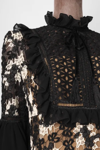 Alternative view of Vestido Skazi Preto em Renda com Detalhes Brancos G