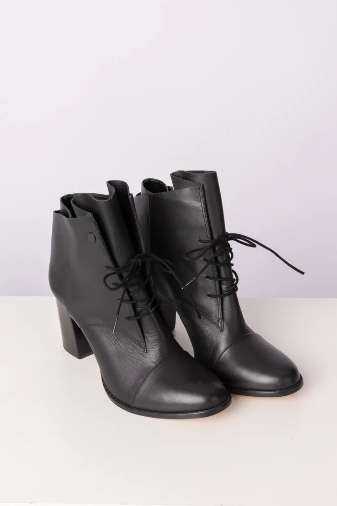 Bota Osklen de Couro com Salto Preta 38