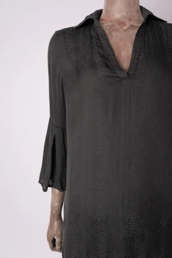 Alternative view of Vestido Shoulder Midi com Mangas Maquinetado Animal Print Preto 42