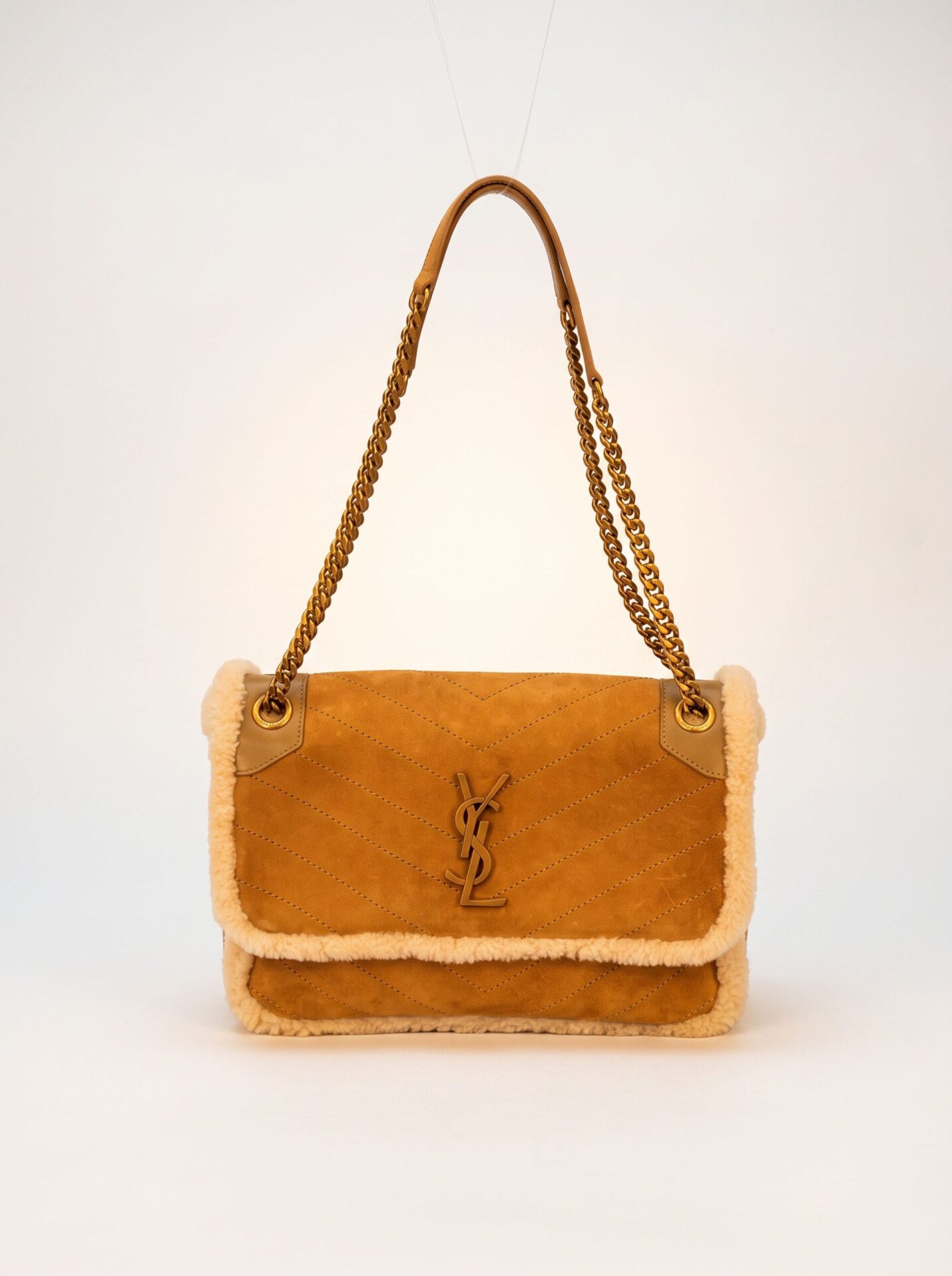 BOLSA SAINT LAURENT NIKI EM SUEDE COM PELO CAMEL