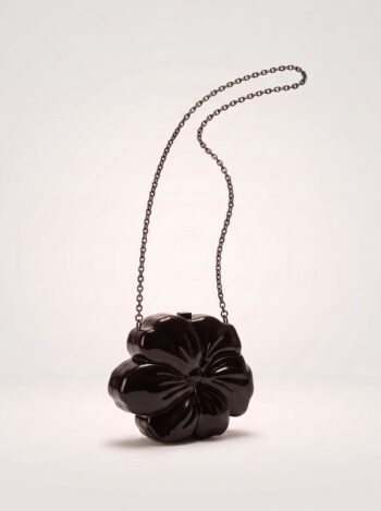 CLUTCH ESCULTURAL EM FORMATO DE FLOR