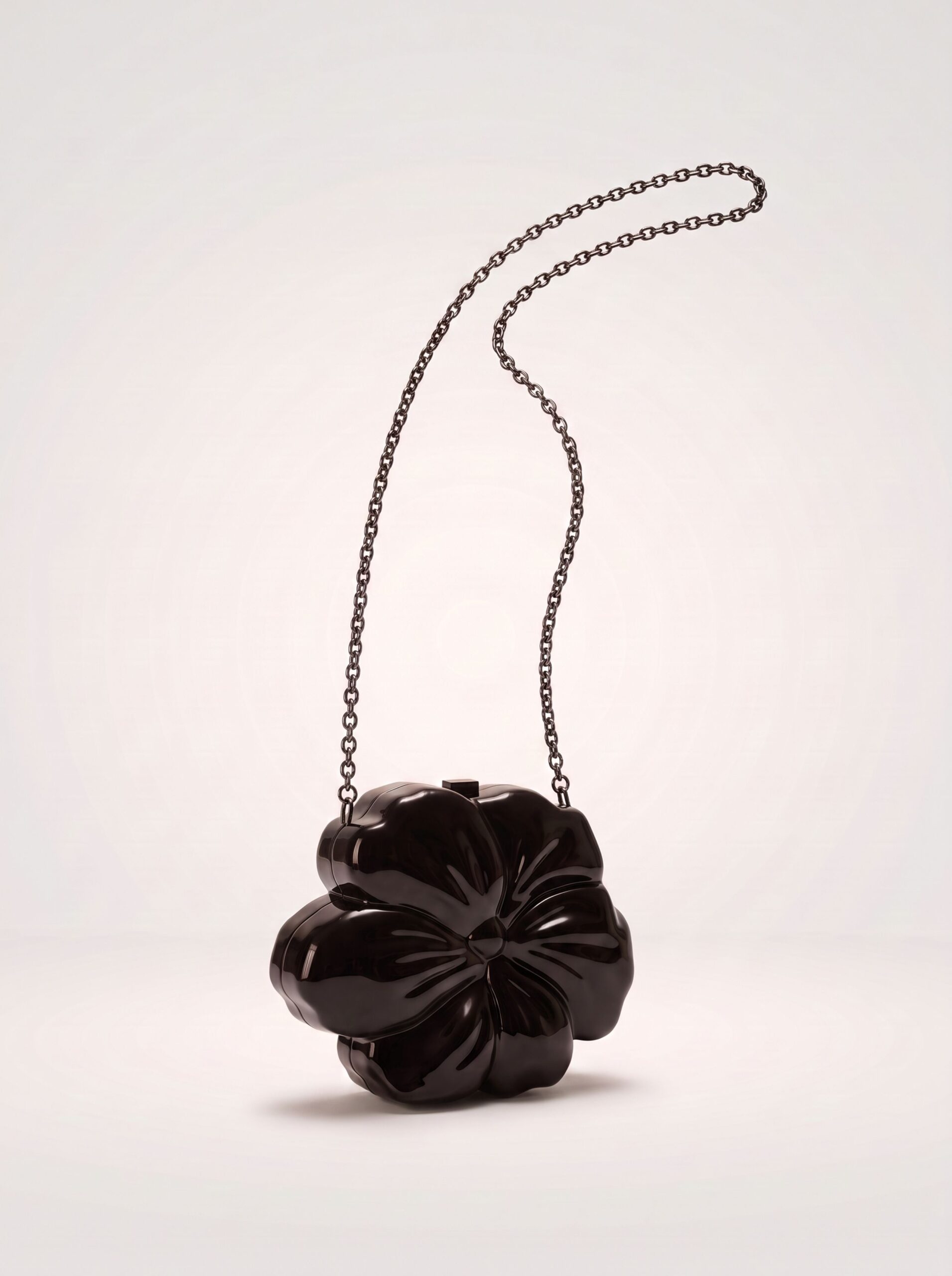CLUTCH ESCULTURAL EM FORMATO DE FLOR