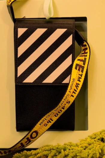 BOLSA OFF WHITE DIAGONAL BINDER PHONE HOLDER