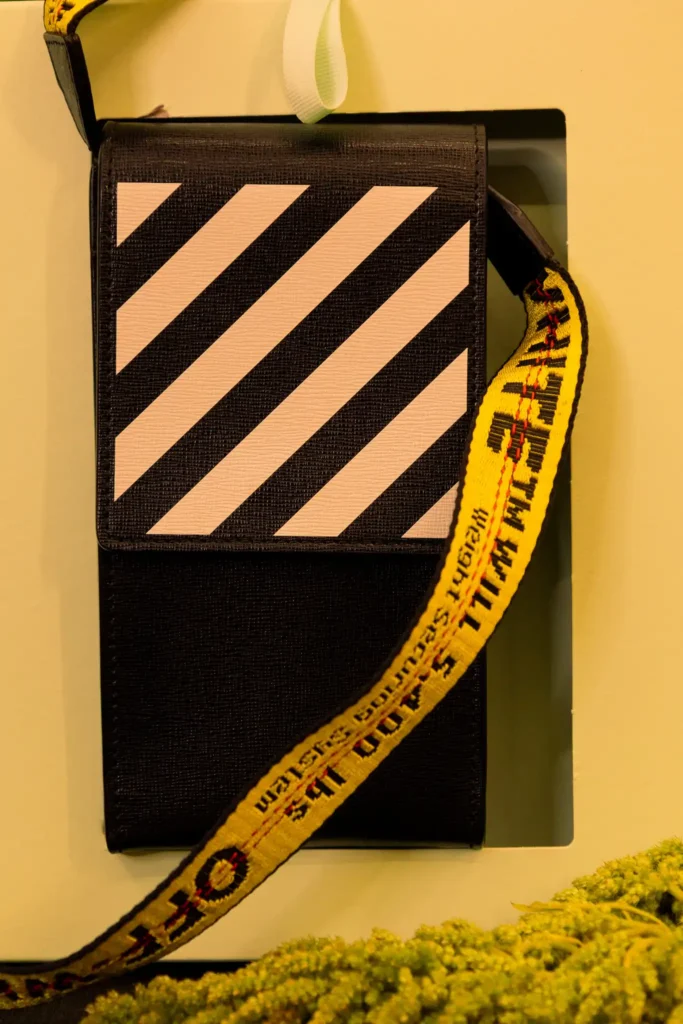 BOLSA OFF WHITE DIAGONAL BINDER PHONE HOLDER