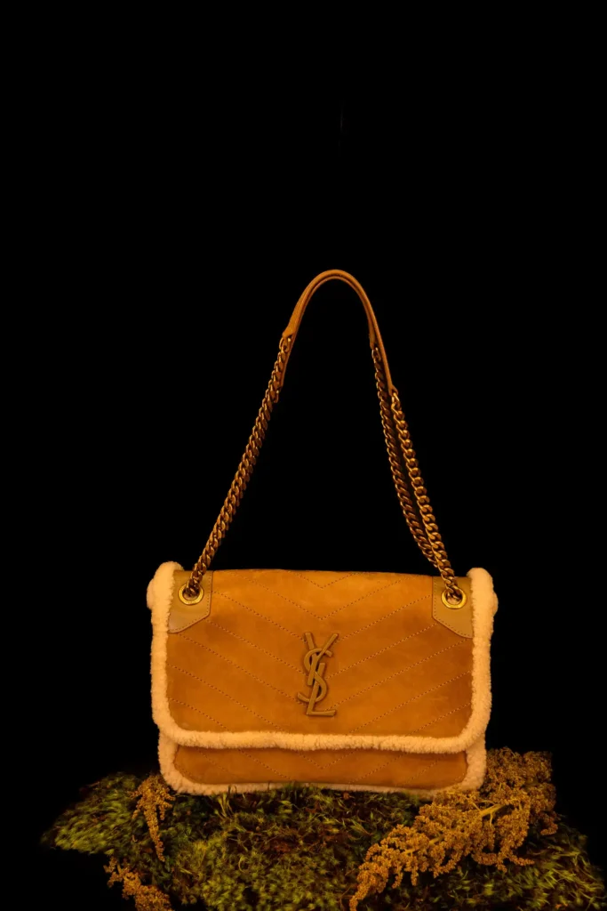BOLSA SAINT LAURENT NIKI EM SUEDE COM PELO CAMEL