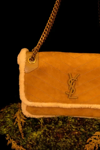 Alternative view of BOLSA SAINT LAURENT NIKI EM SUEDE COM PELO CAMEL