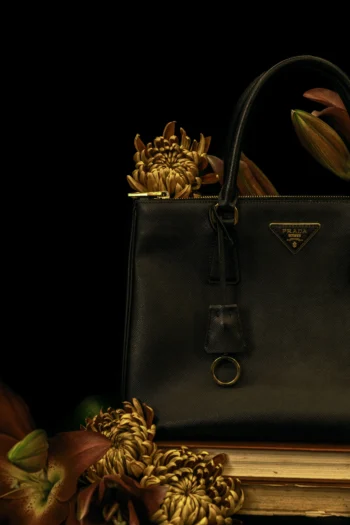 Alternative view of Bolsa Prada Galleria Saffiano Lux Grande Double Zip Preta