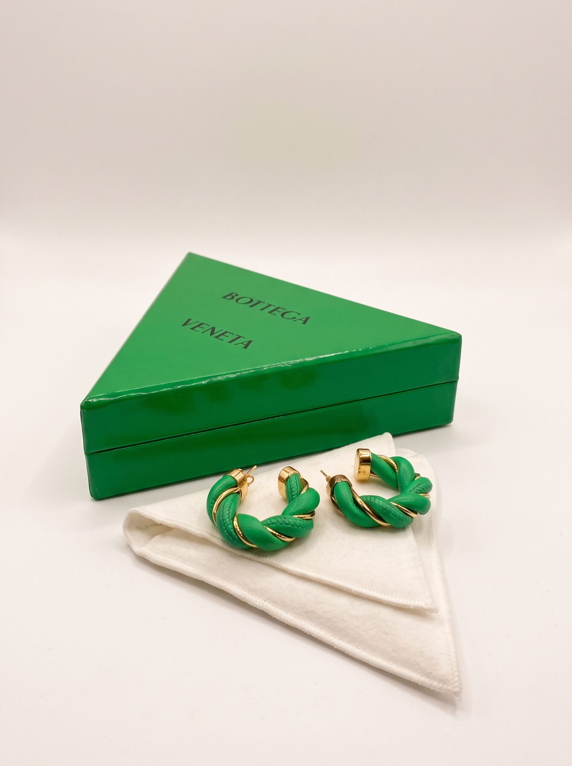 BRINCOS ARGOLA BOTTEGA VENETA VERDE E DOURADO
