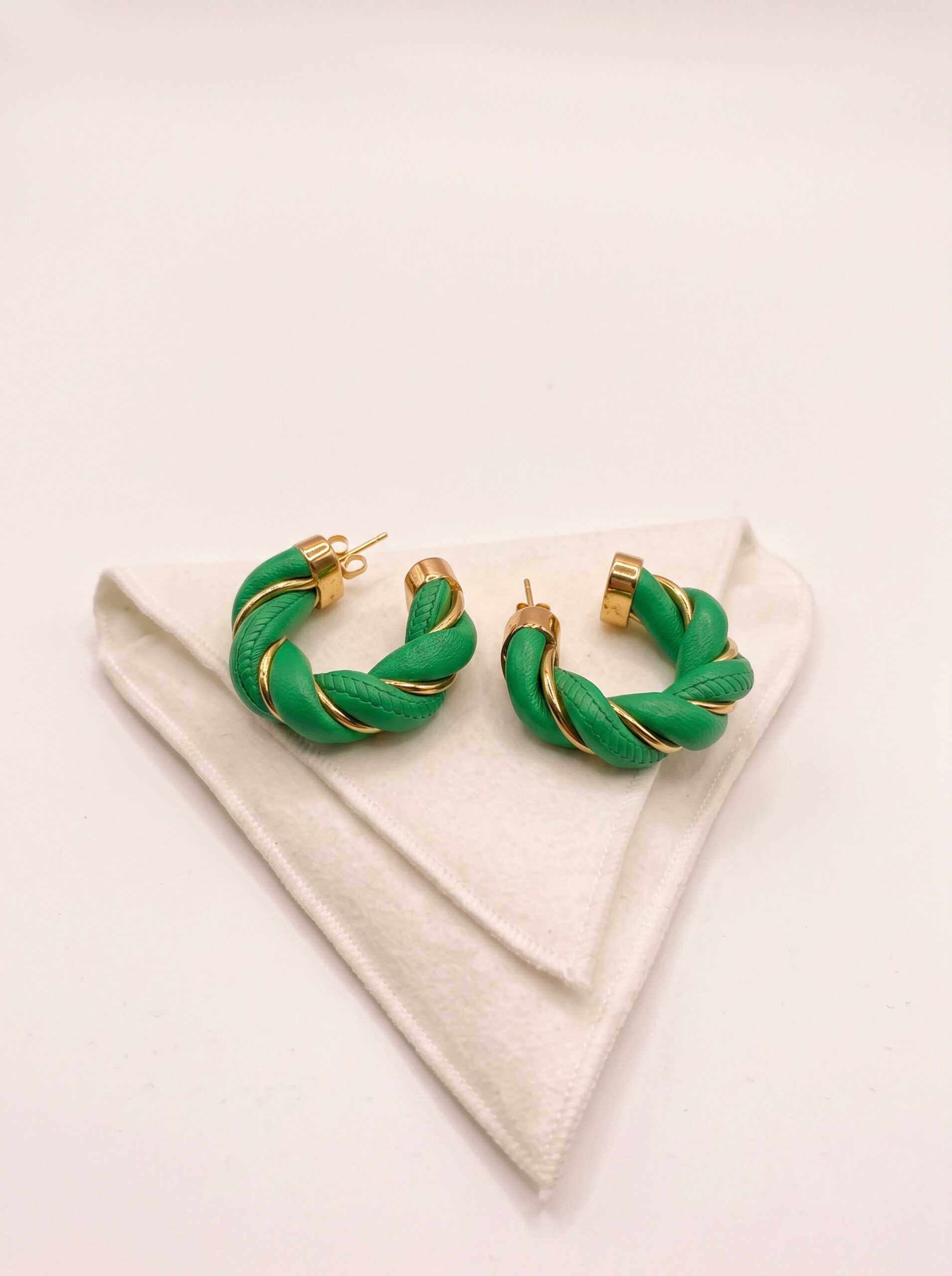 BRINCOS ARGOLA BOTTEGA VENETA VERDE E DOURADO - Imagem 2