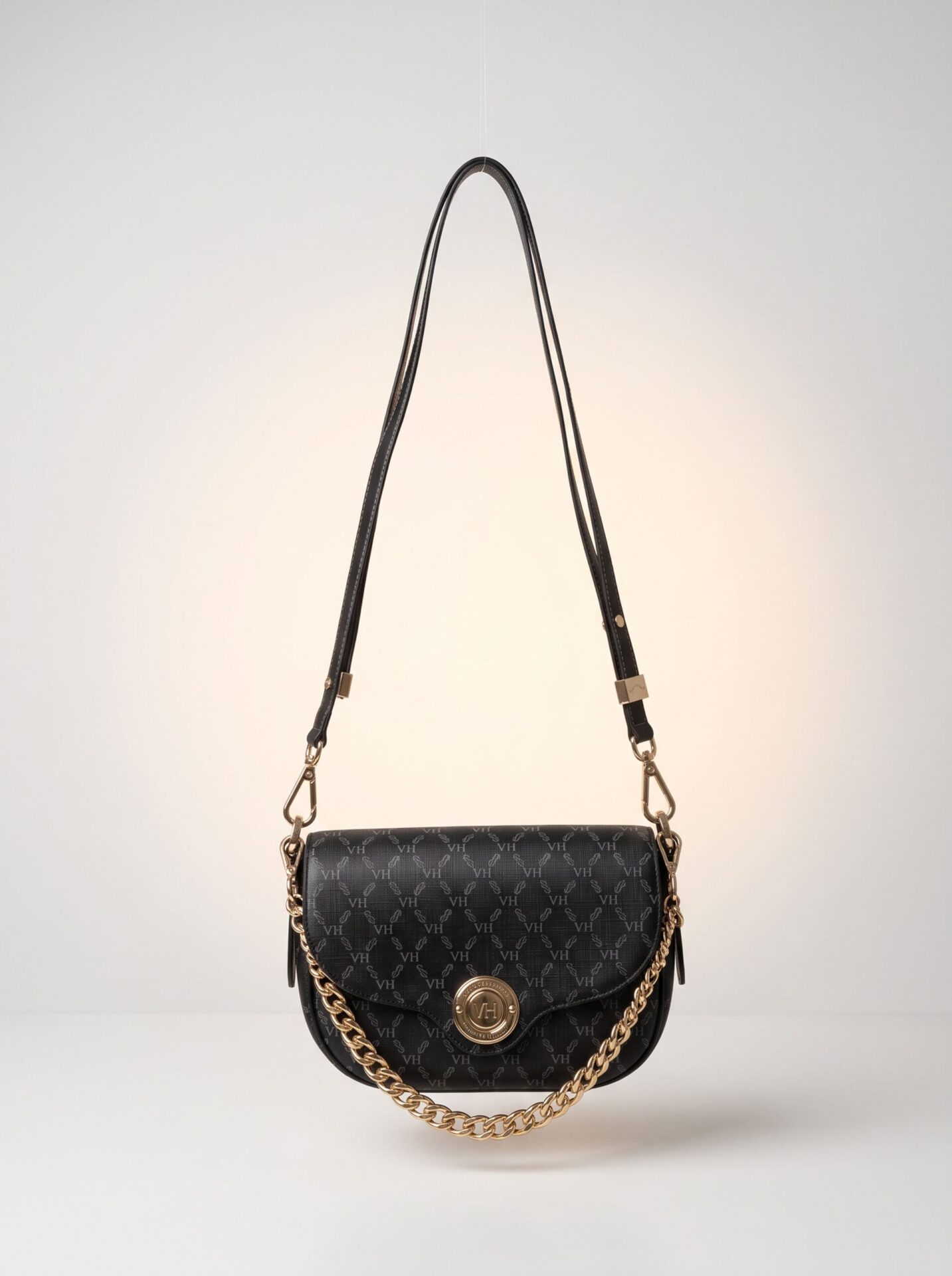 BOLSA VICTOR HUGO LOCK MESSENGER PRETA