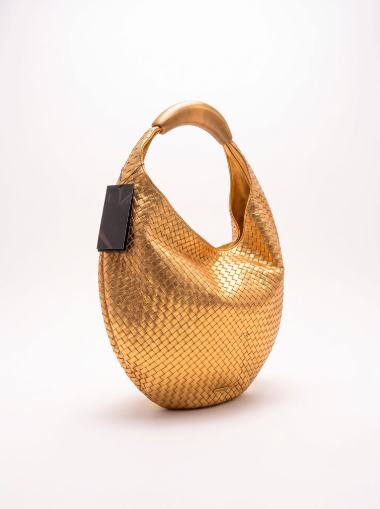 BOLSA HOBO OYA DOURADA COM TRAMA TRESSÊ