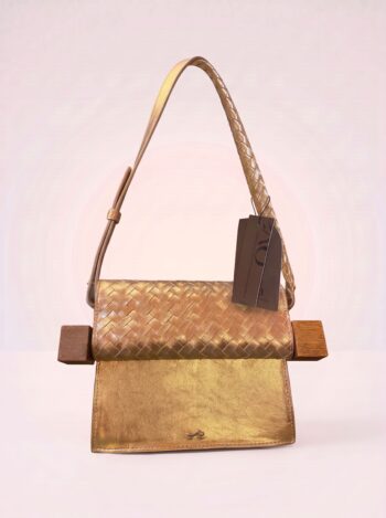 BOLSA DE OMBRO OYA DOURADA EM COURO