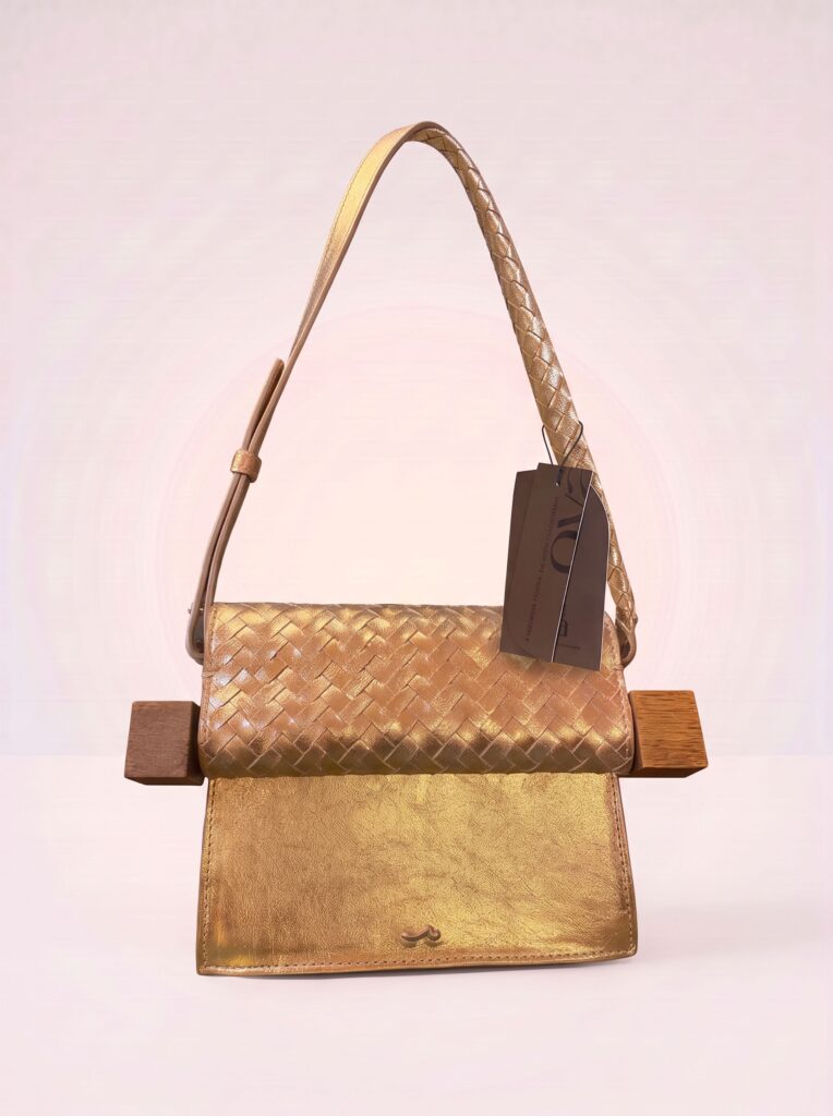 BOLSA DE OMBRO OYA DOURADA EM COURO