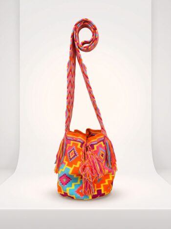 Alternative view of BOLSA BUCKET INDIANA COLORIDA COM FRANJAS E TASSEL