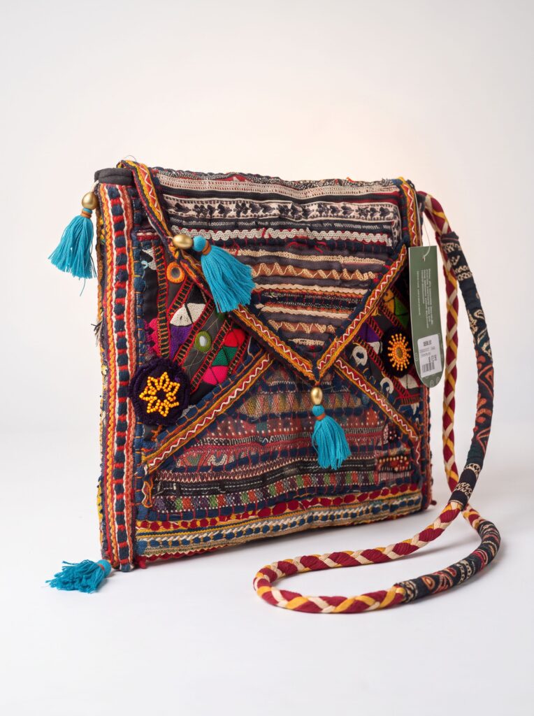 BOLSA ENVELOPE INDIANA BORDADA