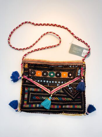 BOLSA ENVELOPE INDIANA COM DETALHES APLICADOS